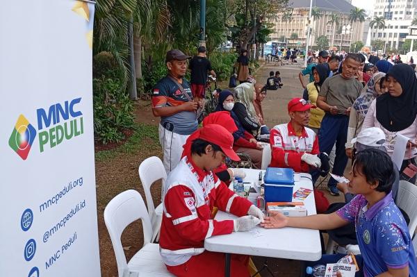 MNC Peduli dan PMI Jakpus Cek Kesehatan hingga Bagikan Masker Gratis ke Warga