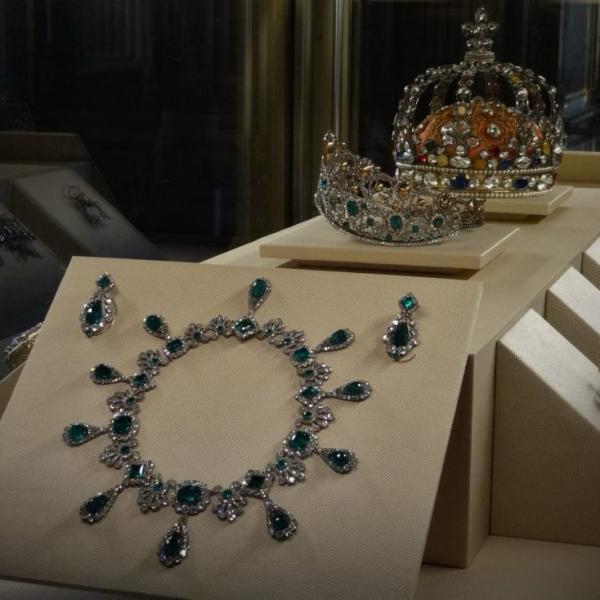 Perhiasan yang ada di Galerie D Apollon Museum Louvre Paris yang diduga telah dicuri. (Foto: X)