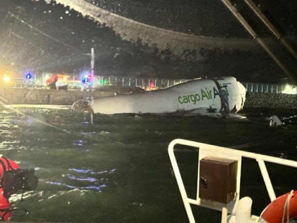 Mengerikan! Pesawat Emirates Tabrakan dan Jatuh ke Laut, 1 Orang Tewas
