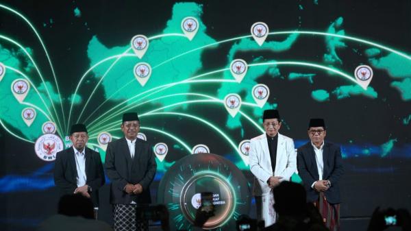 Menteri Agama Prof Nasaruddin Umar saat meluncurkan gerakan wakaf santri Nusantara pada malam anugerah Pesantren Award 2025, Senin (20/10/2025). (Foto: Kemenag)