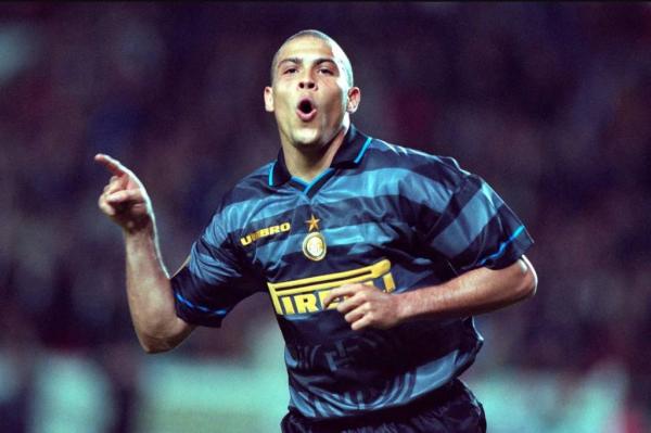 Ronaldo Nazario Ronaldo Nazario menjadi fenomena lapangan hijau sejak usia muda. (Foto: The Guardian)