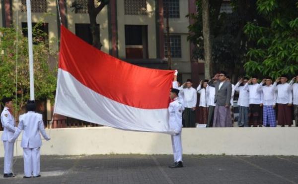 Jajaran pejabat dan pegawai Kemenag menggelar Upacara Hari Santri Nasional 2025, Rabu (22/10/2025). (Foto: Kemenag)