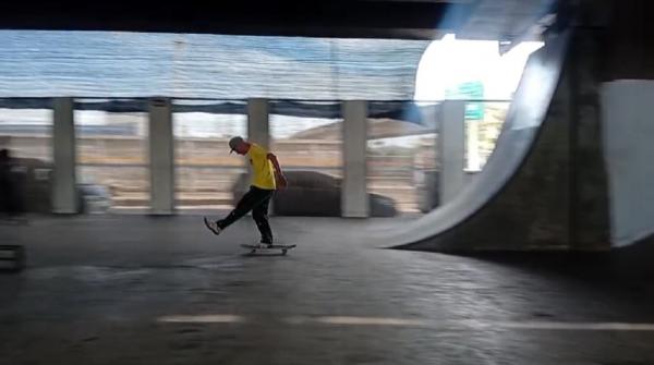 Seorang pemuda bermain skateboard di Taman Seorang pemuda bermain skateboard di Taman Si Pitung, Jakarta (foto: Refi Sandi)