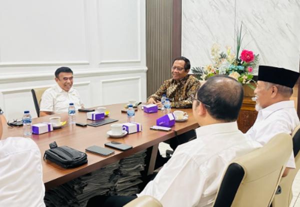 Forum Purnawirawan TNI Temui Mahfud MD, Bahas Pemakzulan Gibran