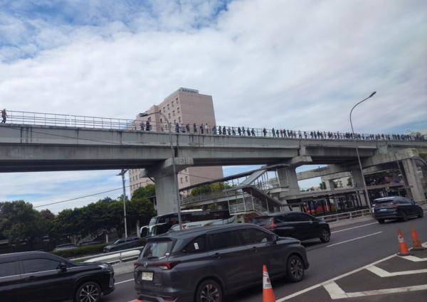 Penumpang LRT Jabodebek Dievakuasi Penampakan penumpang LRT Jabodebek saat dievakuasi usai terjadi gangguan pada sistem third rail. (Foto: X)