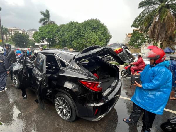 Bagian belakang mobil Lexus ringsek tertimpa pohon Bagian belakang mobil Lexus ringsek tertimpa pohon roboh pada Minggu (26/10/2025). (Foto: iNews.id/Yudistiro)