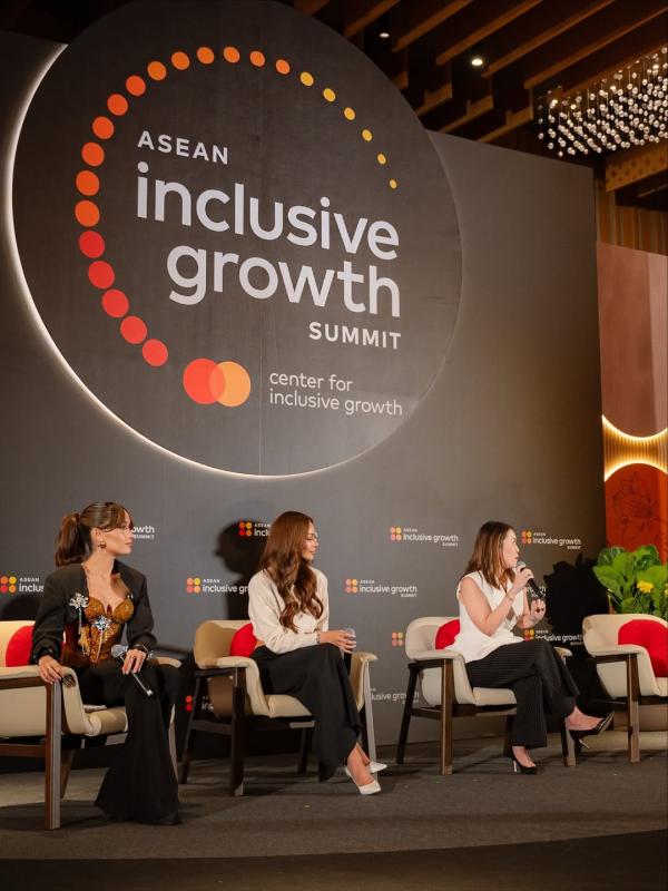 Cinta Laura di ASEAN Inclusive Growth Summit Cinta Laura di ASEAN Inclusive Growth Summit. (Foto: Instagram)