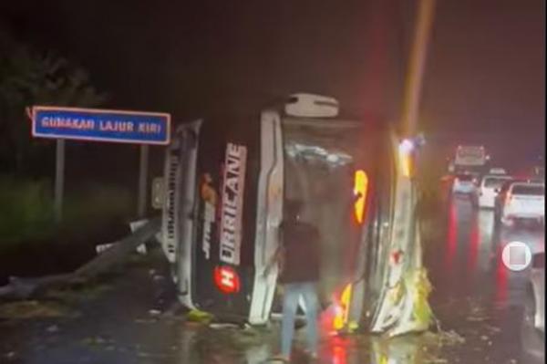 Kecelakaan Maut di Tol Semarang-Batang, Bus PO Haryanto Terguling Tewaskan 3 Penumpang