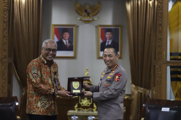 Ketua Umum PWI, Akhmad Munir dan Kapolri Jenderal Ketua Umum PWI, Akhmad Munir dan Kapolri Jenderal Polisi Listyo Sigit Prabowo di Mabes Polri pada Senin (27/10/2025). (Foto: Dok. PWI)