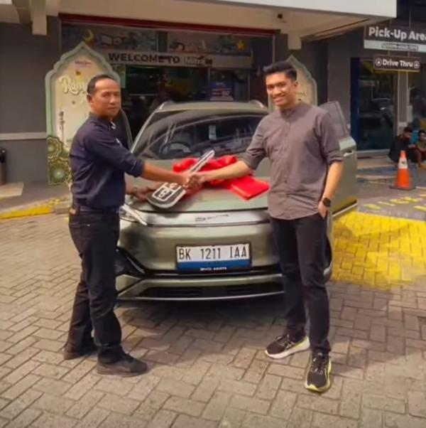 Pemenang Shopvaganza 2024 Fredrik B, pelanggan Mitra10 Medan, pemenang BYD Atto 3 Shopvaganza 2024. (Foto: dok YouTube Mitra10)