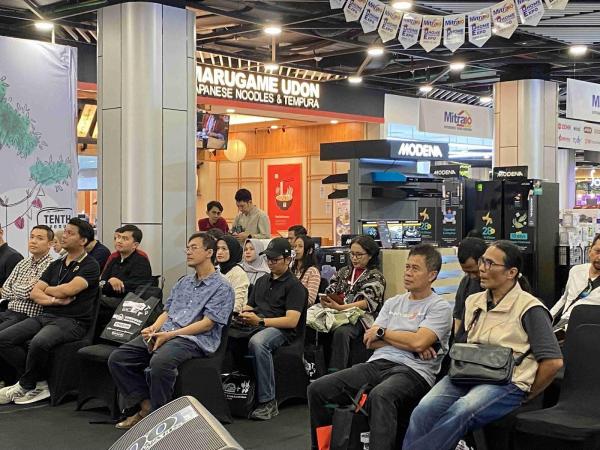 Architect Talkshow Mitra10 Pengunjung menikmati acara Architect Talkshow. (Foto: dok Mitra10)
