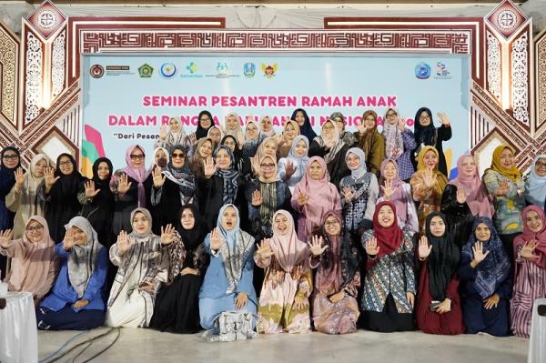 santriwati Pondok Pesantren Lirboyo Menteri PPPA RI Arifah Fauzi bersama santriwati Pondok Pesantren Lirboyo. (Foto: dok Pemkot Kediri)