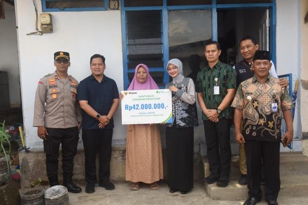 Pemkot Kediri Santuan BPJS Penyerahan Santunan Jaminan Kematian BPJS Ketenagakerjaan kepada ahli waris. (Foto: dok Pemkot Kediri)