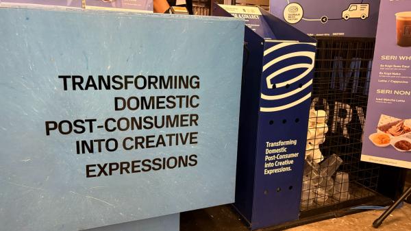 Aksi daur ulang Aksi daur ulang gelas plastik kopi. (Foto: Muhamad Fadli Ramadan)