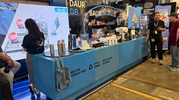 Daur ulang Daur ulang gelas plastik kopi. (Foto: Muhamad Fadli Ramadan)