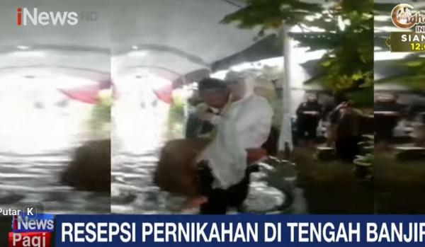 Viral Momen Pasangan Pengantin di Semarang Gelar Resepsi di Tengah Banjir