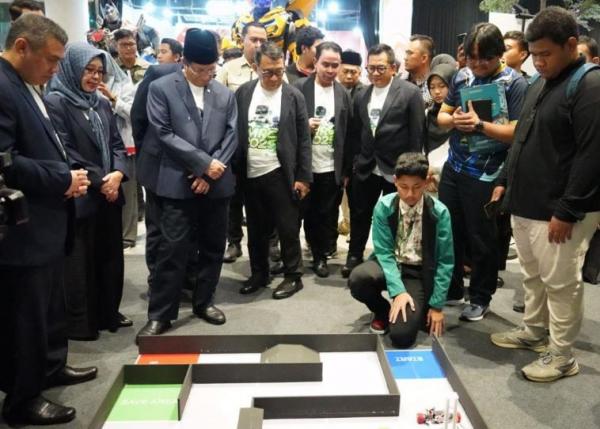 Menteri Agama Nasaruddin Umar melihat robot hasil inovasi siswa madrasah di MRC 2025. (Foto: ist)