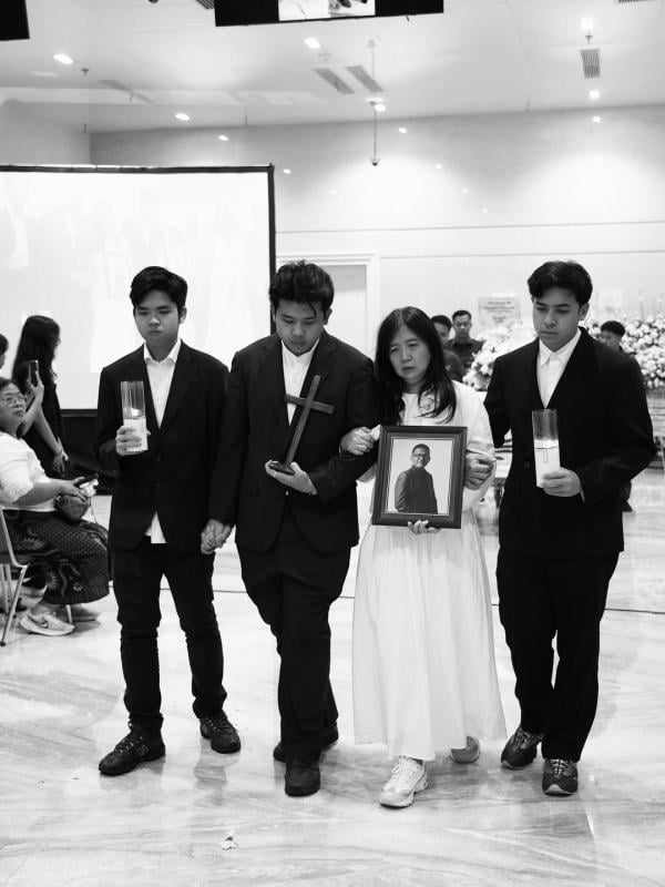 Upacara Tutup Peti Ayah Jerome Polin Upacara tutup peti ayah Jerome Polin, Senin (3/11/2025). (Foto: Instagram)