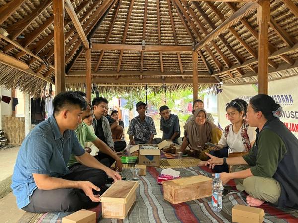 Inovasi Peternakan Trigona Berbasis Eduekowisata Inovasi Peternakan Trigona Berbasis Eduekowisata di Desa Medana. (Foto: dok UBG)