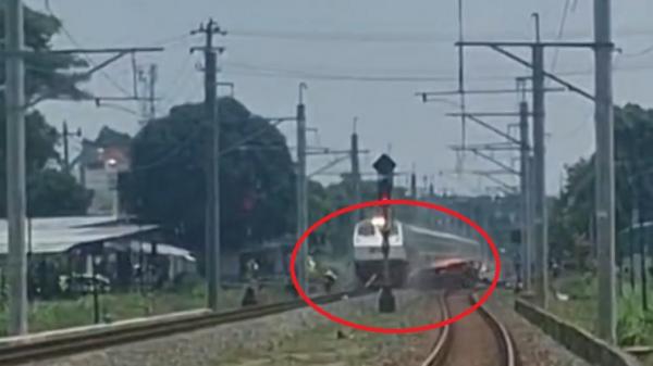 Ngeri! Detik-Detik KA Bangunkarta Tabrak Mobil dan Motor di Sleman, 3 Tewas