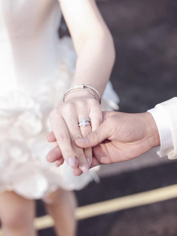 Cincin lamaran Nadira Adnan dan Agassi Revano. (Foto: Instagram)