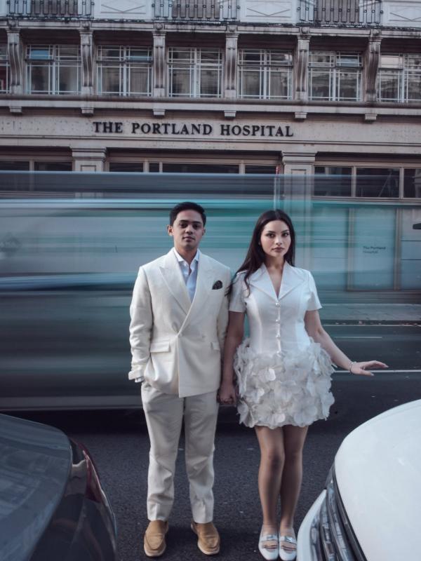 Nadira dan Agassi lamaran Nadira Adnan dan Agassi Revano lamaran di London. (Foto: Instagram)