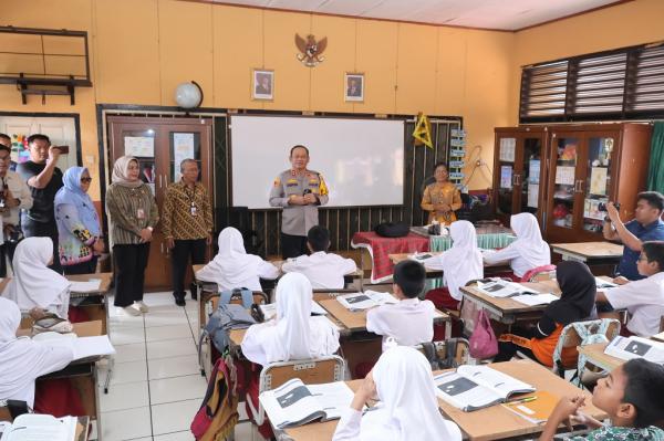 Kapolda Metro Jaya Irjen Pol Asep Edi Suheri_2 Kapolda Metro Jaya Irjen Pol Asep Edi Suheri mengunjungi SDN Setu 02 Cipayung, Jakarta Timur, dan berinteraksi dengan para siswa. (Foto: Ist)