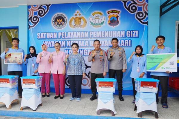 kapolri di sppg mbg Kapolri Jenderal Listyo Sigit Prabowo bersama Ketua Komisi IV DPR Titiek Soeharto saat meninjau dapur SPPG Yayasan Kemala Bhayangkari Polres Karanganyar dalam mendukung program MBG, Jumat (7/11/2025). (Foto: Ist)