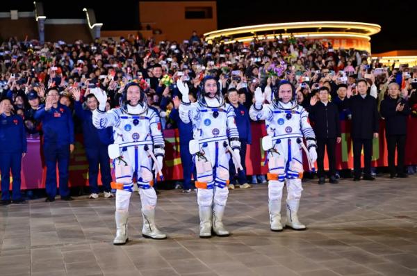 3 astronaut viral 3 astronaut China ini viral gegara terdampar di luar angkasa. (Foto: ZUMAPRESS)