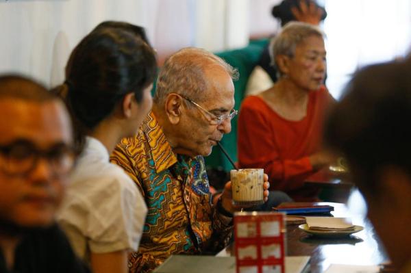 Presiden Timor Leste menikmati kopi di kafe Jaksel. (Foto: Aldhi Chandra)