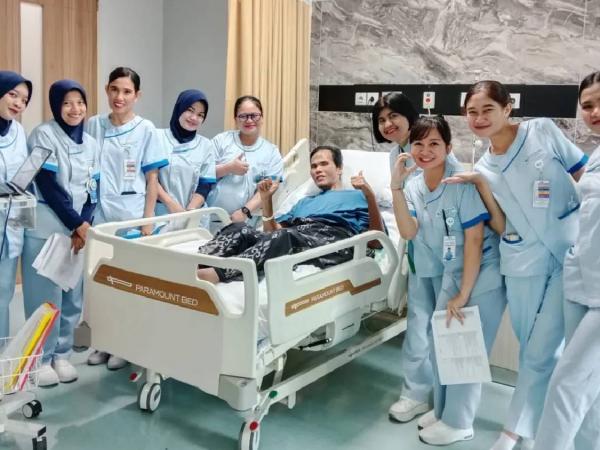 Fahmi Bo foto bersama dengan para perawat rumah sakit. (Foto: Instagram)