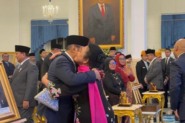 Soeharto Jadi Pahlawan Nasional, Titiek, Tutut dan Bambang Trihatmodjo Berpelukan