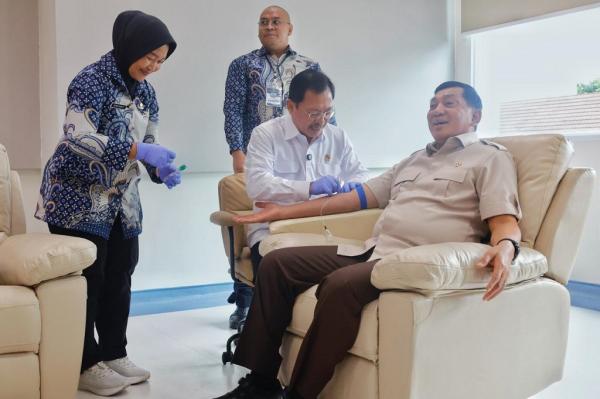 Menteri Pertahanan, Sjafrie Sjamsoeddin saat mengikuti proses awal pengambilan darah (40 cc) untuk mencoba layanan di Immunotherapy Nusantara. (Foto: Dok. Kemhan)