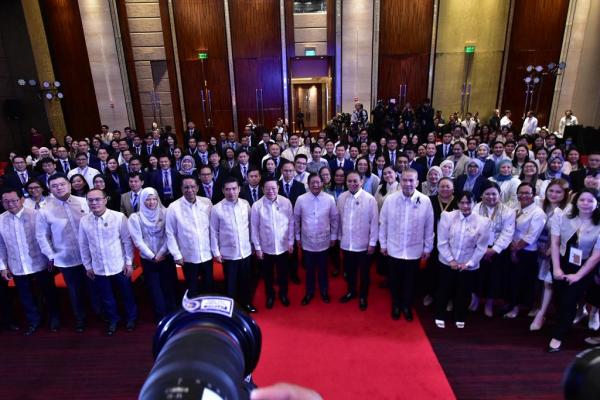 Menkum 2 Menkum Supratman Andi Agtas berfoto bersama para menteri hukum negara-negara anggota ASEAN di ALAWMM ke-13 di Manila, Filipina. (Foto: Dok. Kemenkum)