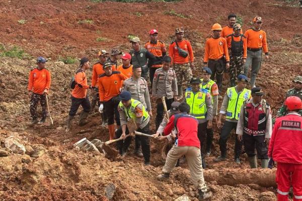 Pencarian 12 Korban Longsor Cilacap, SAR Kerahkan 947 Personel dan 21 Alat Berat