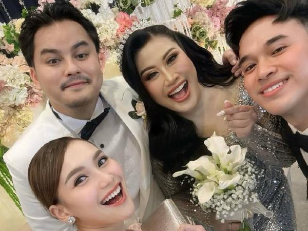Ayu Ting Ting hadiri pernikahan Boiyen Ayu Ting Ting hadiri pernikahan Boiyen. (Foto: Instagram)