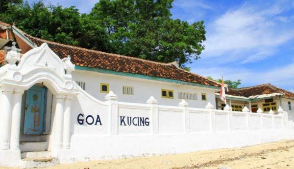 Goa Kucing di Desa Gili Ketapang, Probolinggo diyakini merupakan jejak petilasan Syech Maulana Ishaq, salah seorang Walisongo penyebar agama Islam di Jawa. (Foto: ist)
