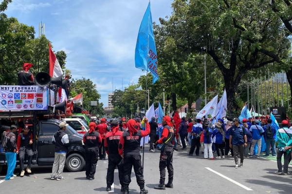 Buruh Demo di DPR dan Kemnaker Hari Ini, Desak UMP Jakarta Direvisi