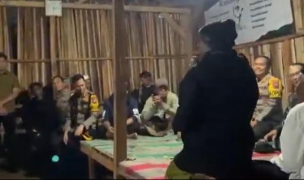 Bondowoso Mencekam! Kapolsek Ijen Dibawa Paksa Warga, Jalan Diblokade Pohon Tumbang