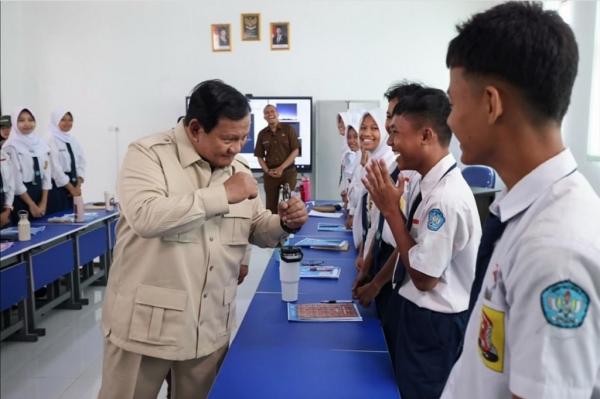 Potret Prabowo Bergaya Bak Petinju di Hadapan Siswa SMPN 4 Kota Bekasi