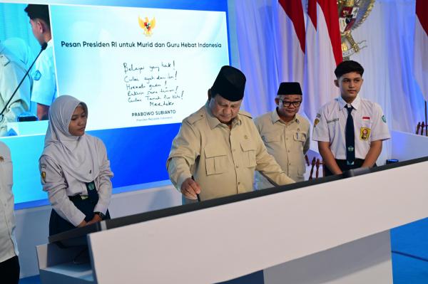 Presiden Prabowo Subianto menuliskan pesan lewat Interactive Flat Panel (IFP) saat meresmikan program Digitalisasi Pembelajaran untuk Indonesia Cerdas di SMPN 4 Kota Bekasi, Jawa Barat, Senin (17/11/2025). (Foto: BPMI Setpres)