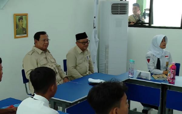 Momen Presiden Prabowo Tinjau Proses Belajar Siswa dengan Smartboard di SMPN 4 Kota Bekasi