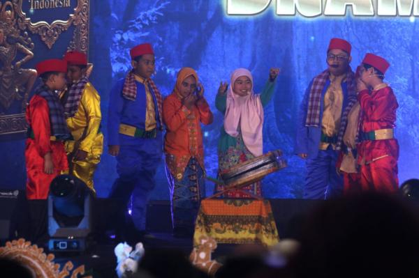 Assembly Kelas 4 SDI Al Azhar 1 Jakarta Siswa kelas 4 SDI Al Azhar 1 Jakarta memeragakan drama di Aula Buya Hamka, Masjid Agung Al Azhar Jakarta. (Foto: Istimewa)