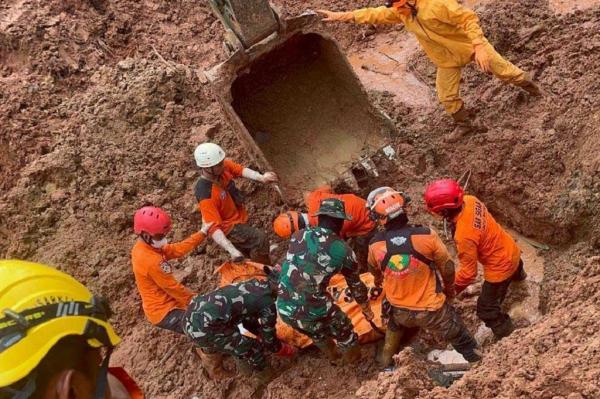 Tim SAR gabungan mengevakuasi dua jenazah korban longsor di worksite B2, Desa Cibeunying, Majenang, Cilacap, Selasa (18/11/2025). (Foto: iNews)