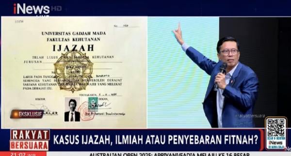 Ketua Umum Jokowi Mania (Joman), Andi Azwan menampilkan ijazah asli Presiden ke-7 RI, Joko Widodo (Jokowi) dalam program Rakyat Bersuara. (Foto: Tangkapan Layar)