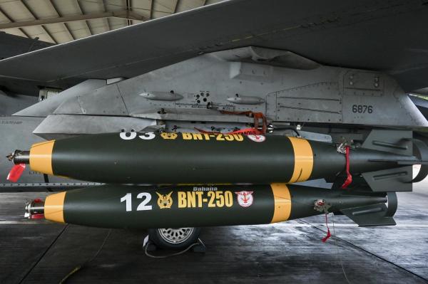 Penampakan Bom BNT 250 pada pesawat tempur TNI AU yang diuji coba di Lanud Iswahjudi, Magetan. (Foto: Dok. Dahana)