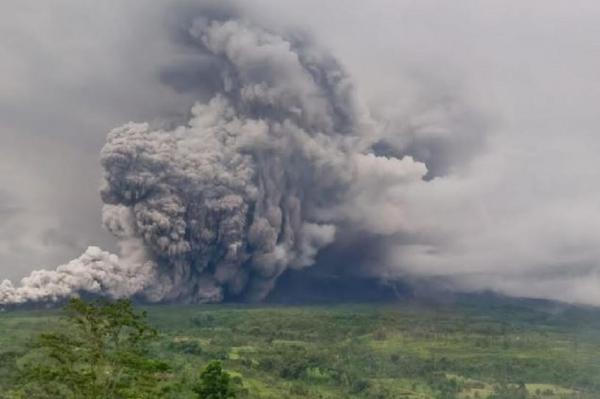 Breaking News: Gunung Semeru Meletus Dahsyat Hari Ini, Luncurkan Awan Panas 7 Km