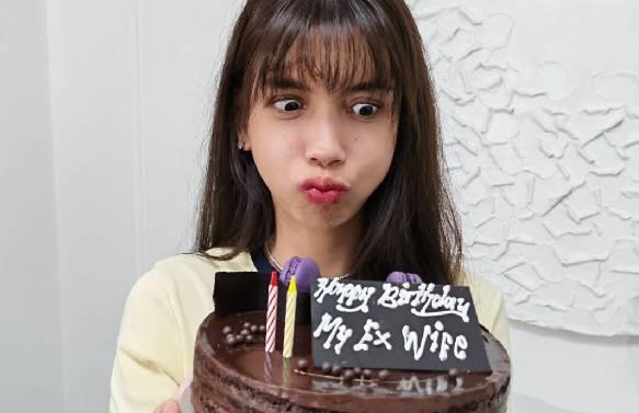 Sabrina Chairunnisa menerima kue ulang tahun dari Deddy Corbuzier. (Foto: Instagram)