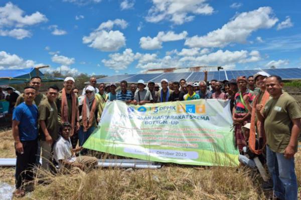 Pemasangan pompa air tenaga surya ITB untuk membantu lahan pertanian warga Desa Lokomea, Timor Tengah Utara, NTT. (Foto: ITB)