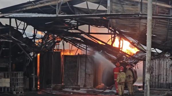 Gudang Limbah Oli Diduga Ilegal di Bogor Terbakar Hebat